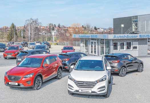 Der Mazda CX-5 (l.) überzeugt mit preisgekröntem Design und modernstem Infotainment.