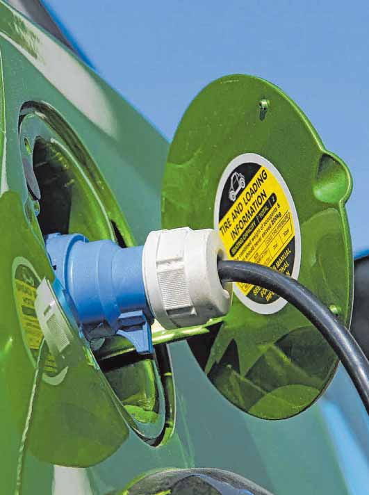 Durch die umweltschonende Antriebstechnik ist in Elektroautos und Hybridfahrzeugen mehr Kupfer verbaut als in konventionellen Fahrzeugen mit Verbrennungsmotor. FOTO: DJD/DEUTSCHES KUPFERINSTITUT/SHUTTERSTOCK