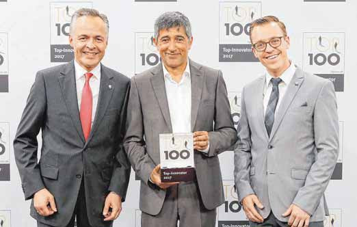 Spitzenmäßig: Die Verleihung der Top-100-Urkunde mit Pate Ranga Yogeshwar (M.) in Essen; hier mit Entwicklungsleiter Christian Höhler (l.) und dem Teamleiter Entwicklung Elektronik, Daniel Kensy.