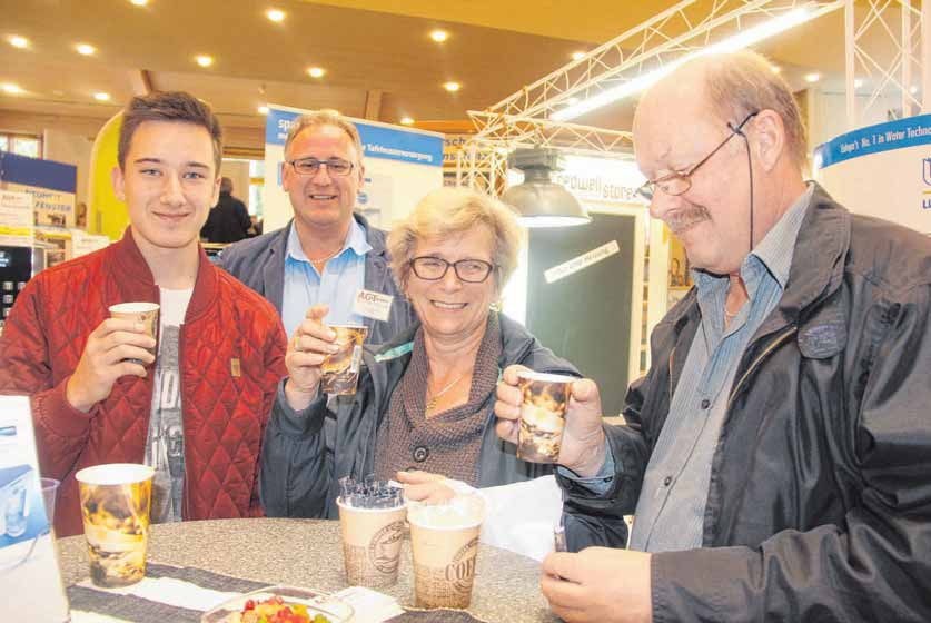 An den Messeständen wird den Besuchern in der Lindenhalle viel geboten. FOTO: OH