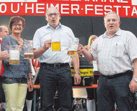 Bieranstich mit Bürgermeister Nikolaus Ebert (Mitte) ist am Freitag im Festzelt. FOTOS: AFI