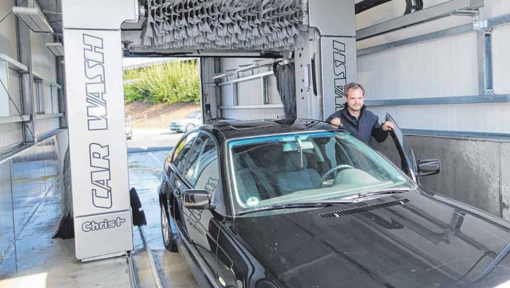 „Lackschonende Waschwalzen aus Textilmaterial“, ließ Julian Reichle in der neuen Waschanlage „Car Wash“ einbauen. FOTOS: KHB